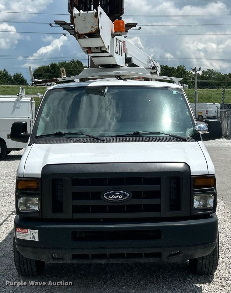 image for item EK8261 2009 Ford E350 Super Duty van with bucket lift
