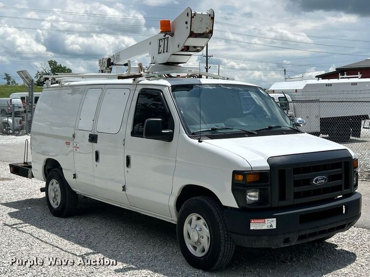 image for item EK8261 2009 Ford E350 Super Duty van with bucket lift