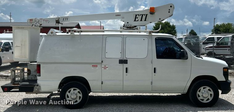 image for item EK8261 2009 Ford E350 Super Duty van with bucket lift