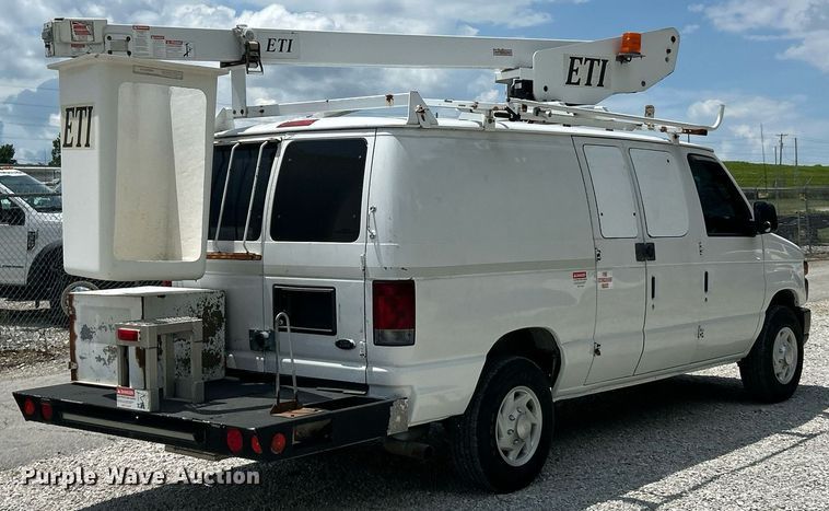 image for item EK8261 2009 Ford E350 Super Duty van with bucket lift
