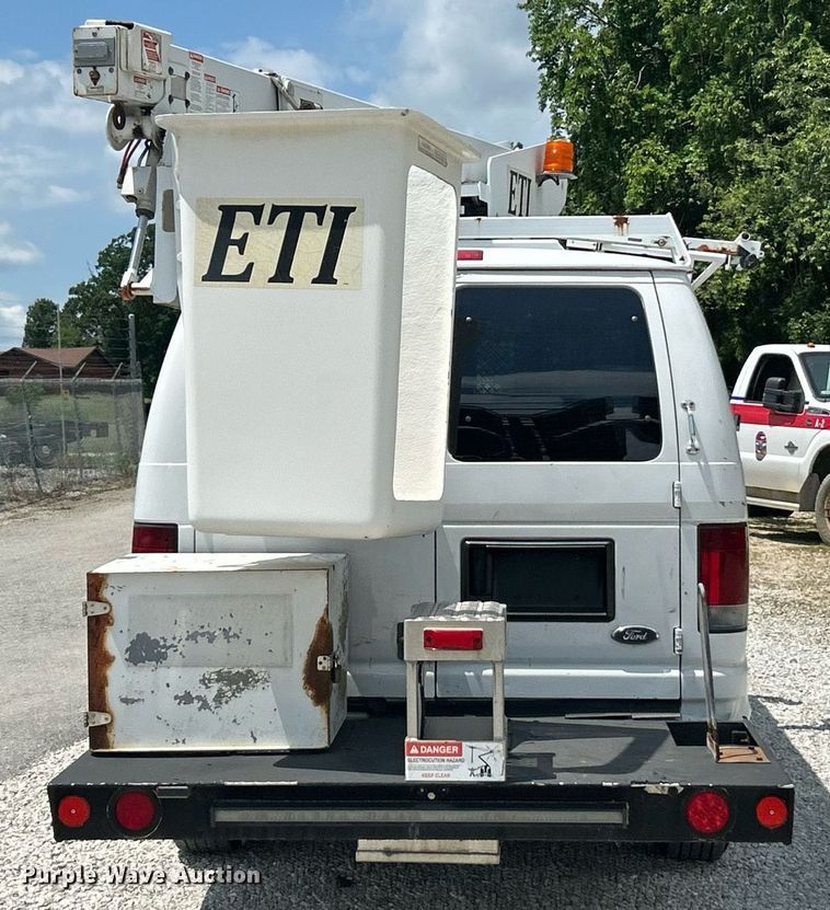 image for item EK8261 2009 Ford E350 Super Duty van with bucket lift