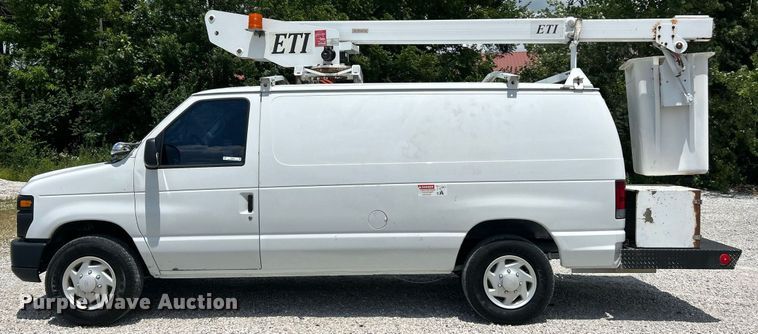 image for item EK8261 2009 Ford E350 Super Duty van with bucket lift