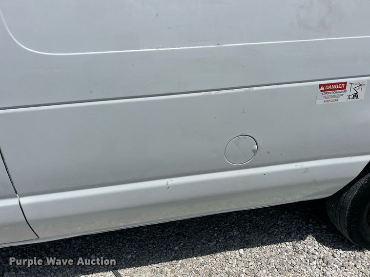 image for item EK8261 2009 Ford E350 Super Duty van with bucket lift