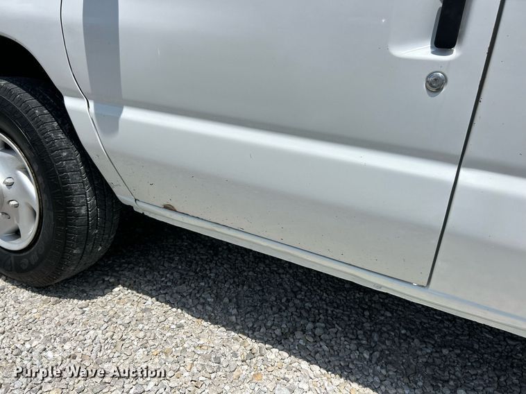 image for item EK8261 2009 Ford E350 Super Duty van with bucket lift