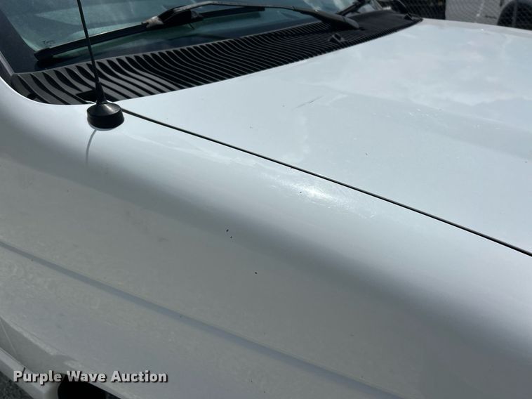 image for item EK8261 2009 Ford E350 Super Duty van with bucket lift