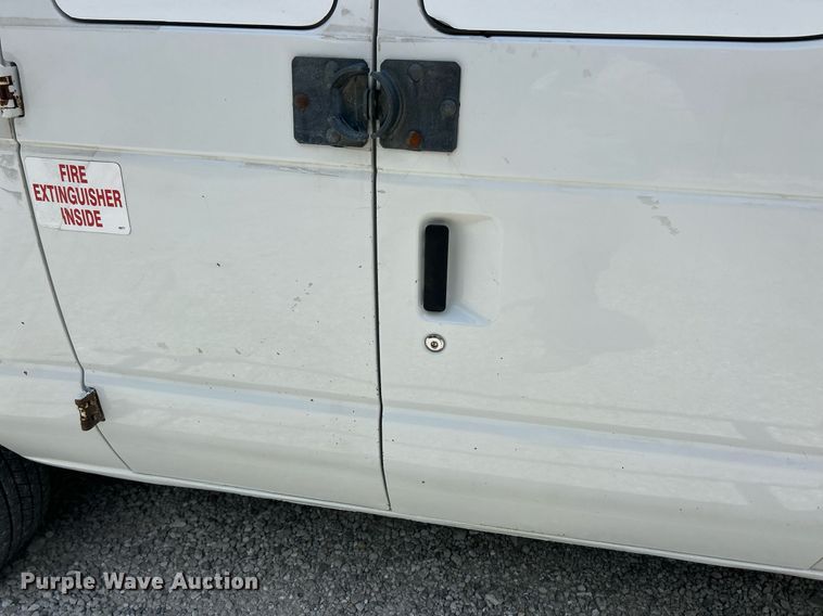 image for item EK8261 2009 Ford E350 Super Duty van with bucket lift