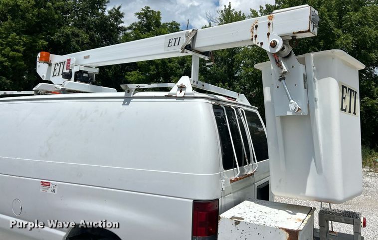 image for item EK8261 2009 Ford E350 Super Duty van with bucket lift