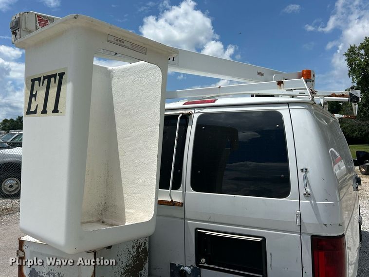 image for item EK8261 2009 Ford E350 Super Duty van with bucket lift