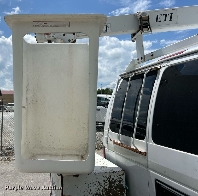image for item EK8261 2009 Ford E350 Super Duty van with bucket lift