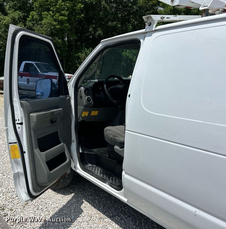 image for item EK8261 2009 Ford E350 Super Duty van with bucket lift