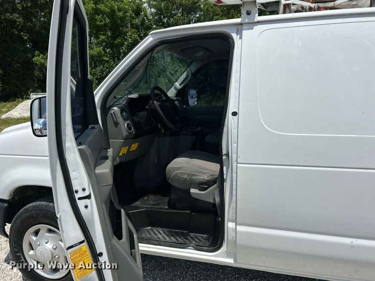 image for item EK8261 2009 Ford E350 Super Duty van with bucket lift