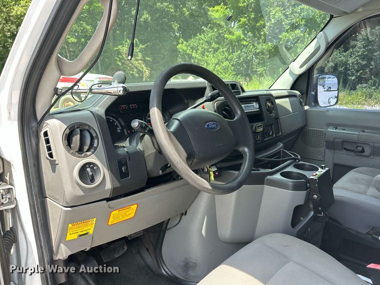 image for item EK8261 2009 Ford E350 Super Duty van with bucket lift