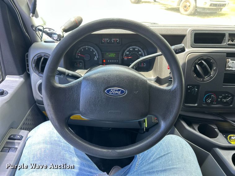 image for item EK8261 2009 Ford E350 Super Duty van with bucket lift