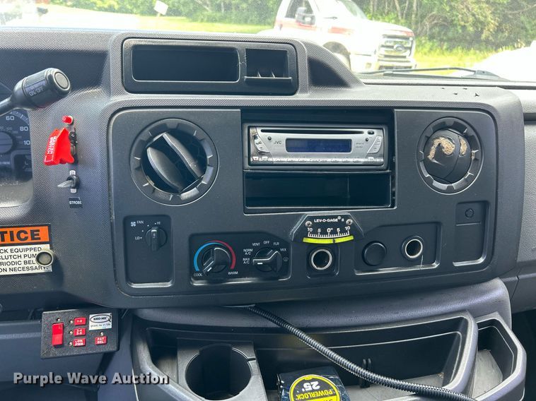 image for item EK8261 2009 Ford E350 Super Duty van with bucket lift