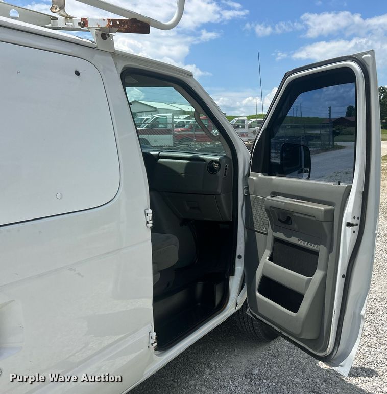 image for item EK8261 2009 Ford E350 Super Duty van with bucket lift
