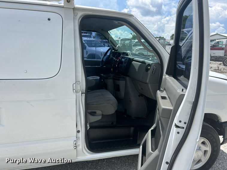 image for item EK8261 2009 Ford E350 Super Duty van with bucket lift