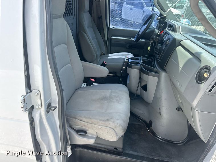 image for item EK8261 2009 Ford E350 Super Duty van with bucket lift