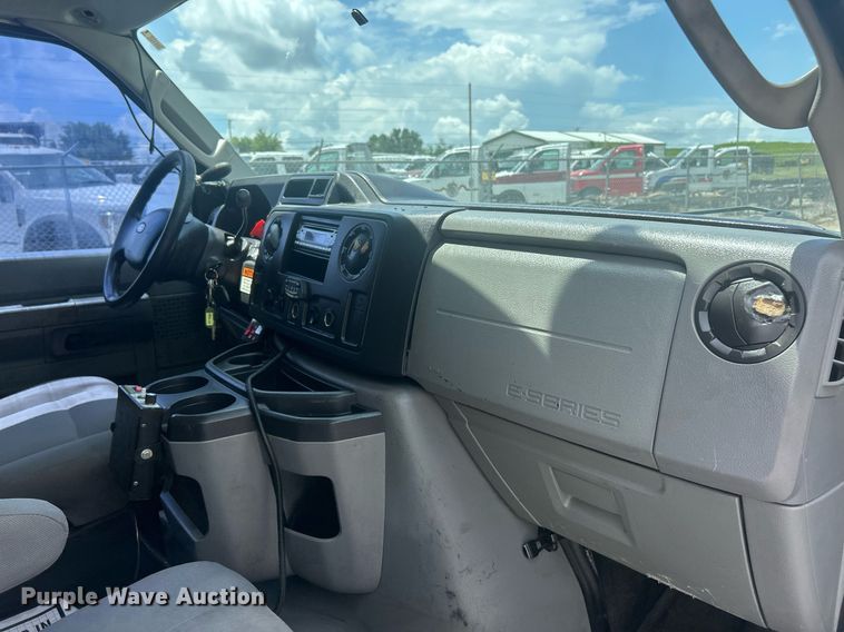 image for item EK8261 2009 Ford E350 Super Duty van with bucket lift