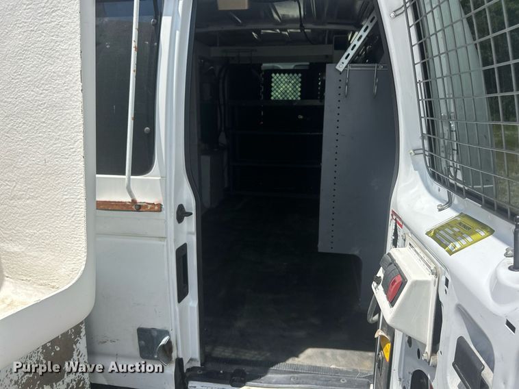 image for item EK8261 2009 Ford E350 Super Duty van with bucket lift