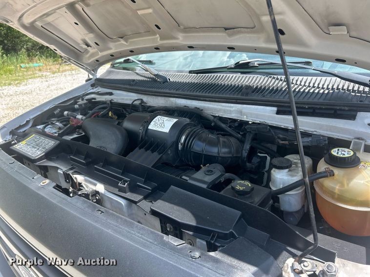 image for item EK8261 2009 Ford E350 Super Duty van with bucket lift