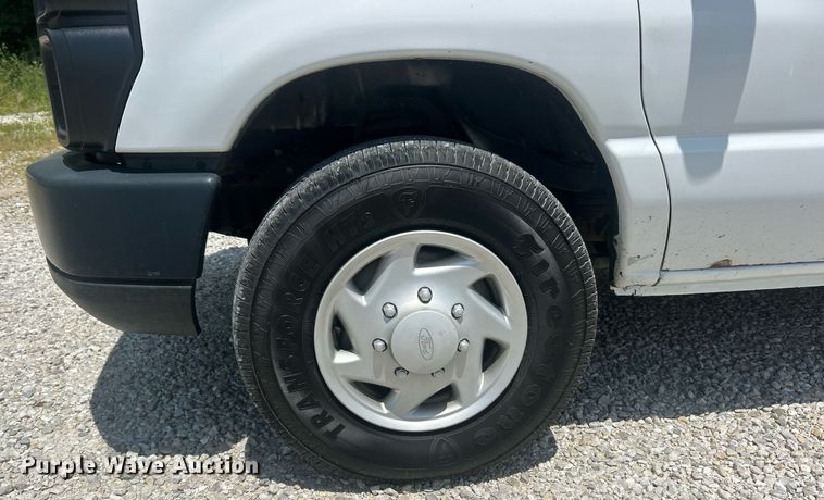 image for item EK8261 2009 Ford E350 Super Duty van with bucket lift