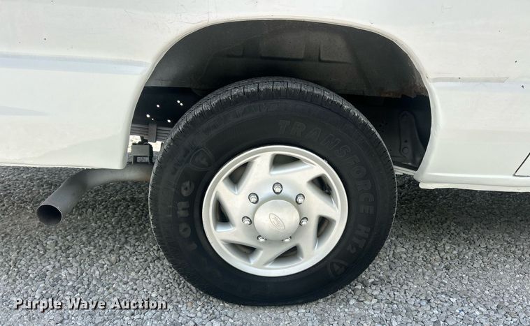 image for item EK8261 2009 Ford E350 Super Duty van with bucket lift