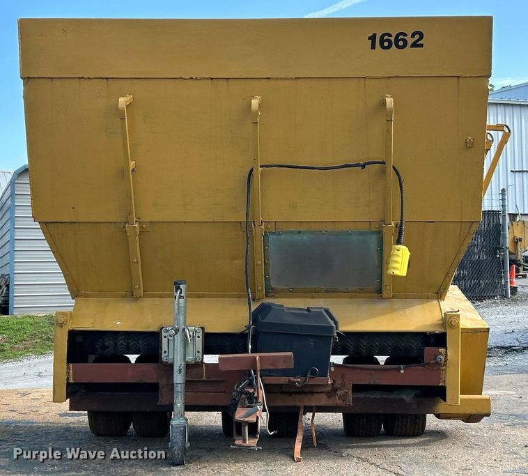 image for item EK8311 Turfco Mete-R-Matic 3 top dresser spreader