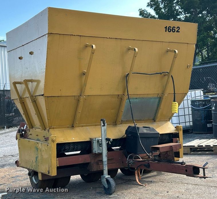 image for item EK8311 Turfco Mete-R-Matic 3 top dresser spreader