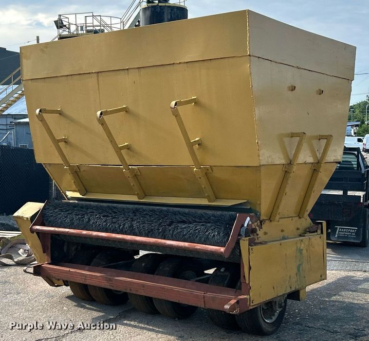 image for item EK8311 Turfco Mete-R-Matic 3 top dresser spreader