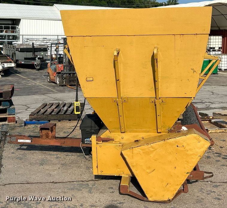 image for item EK8311 Turfco Mete-R-Matic 3 top dresser spreader