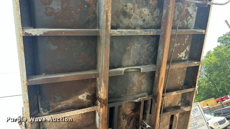 image for item EK8335 2000 GMC C7500 dump truck