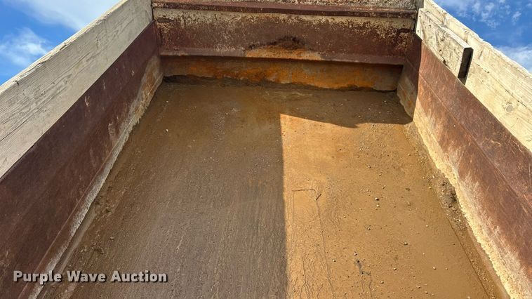 image for item EK8335 2000 GMC C7500 dump truck