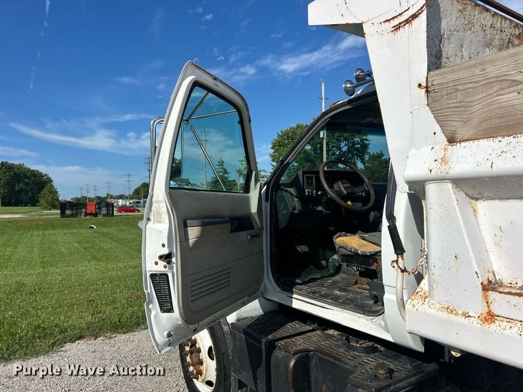 image for item EK8335 2000 GMC C7500 dump truck