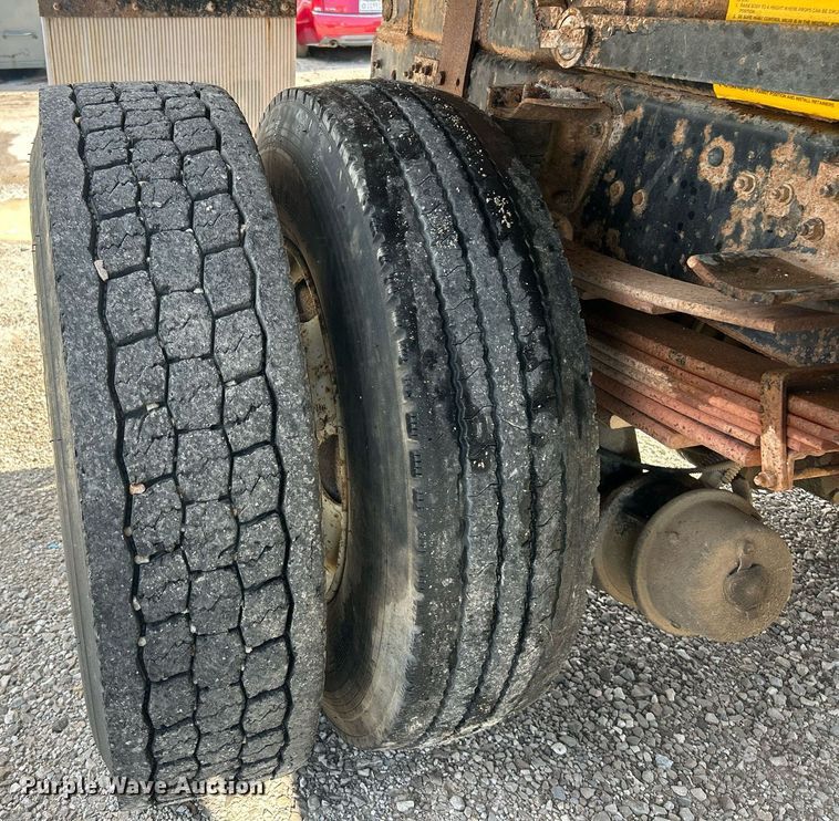 image for item EK8335 2000 GMC C7500 dump truck