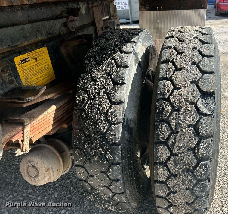 image for item EK8335 2000 GMC C7500 dump truck