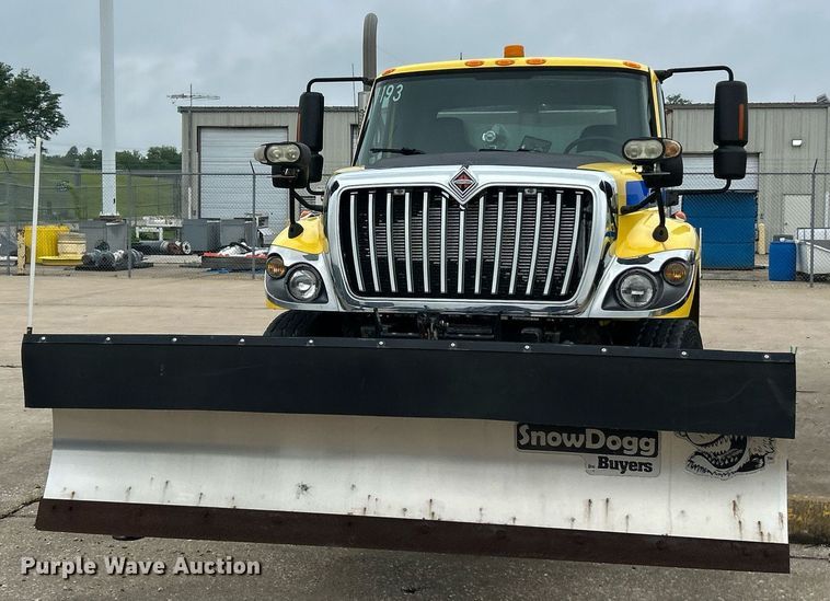 image for item EK8351 2010 International 7400  spreader truck