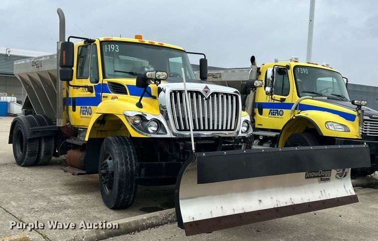 image for item EK8351 2010 International 7400  spreader truck