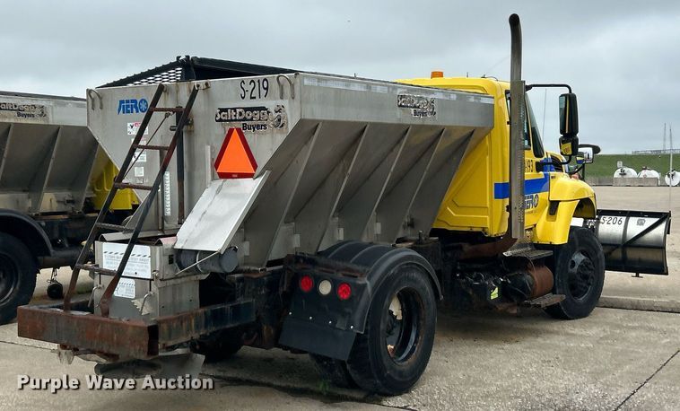 image for item EK8351 2010 International 7400  spreader truck