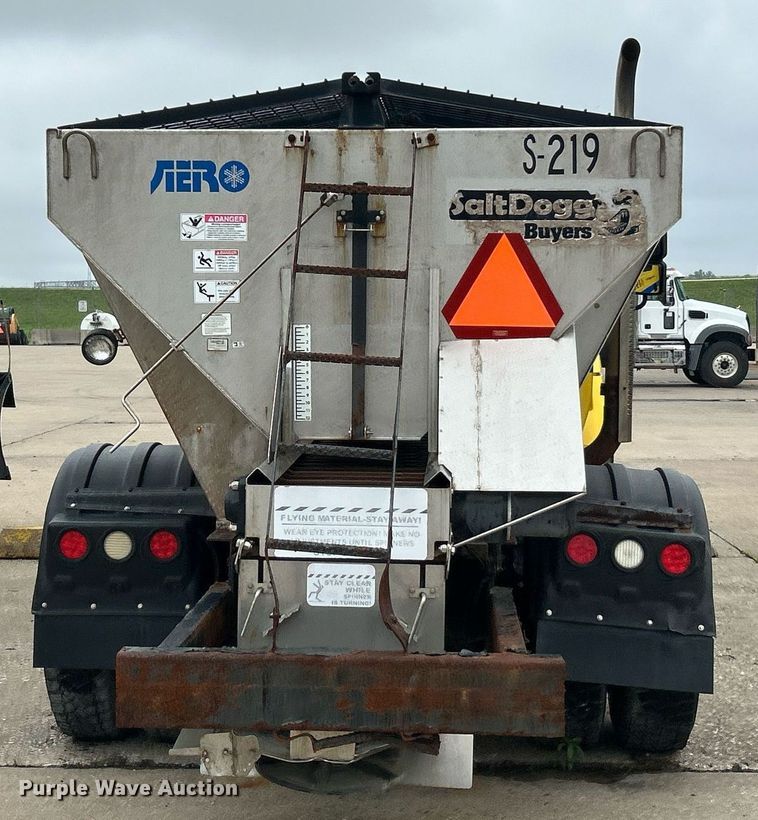 image for item EK8351 2010 International 7400  spreader truck