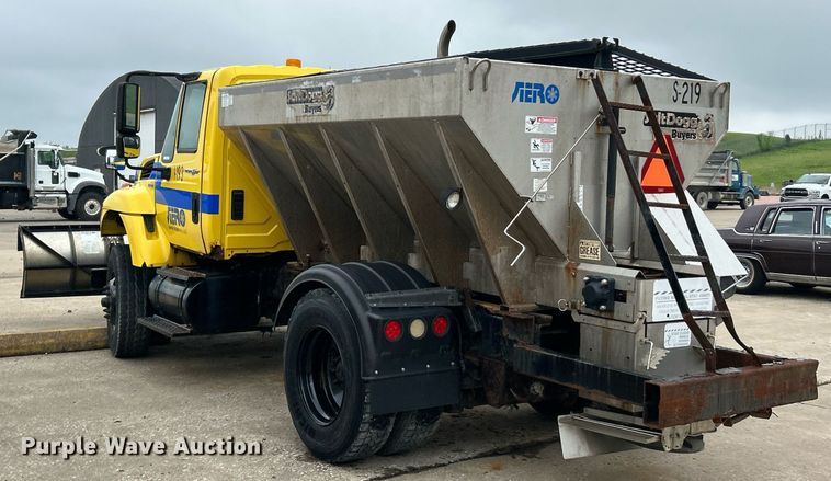 image for item EK8351 2010 International 7400  spreader truck