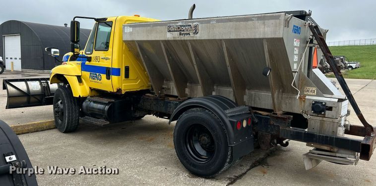 image for item EK8351 2010 International 7400  spreader truck