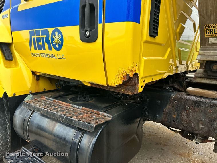 image for item EK8351 2010 International 7400  spreader truck