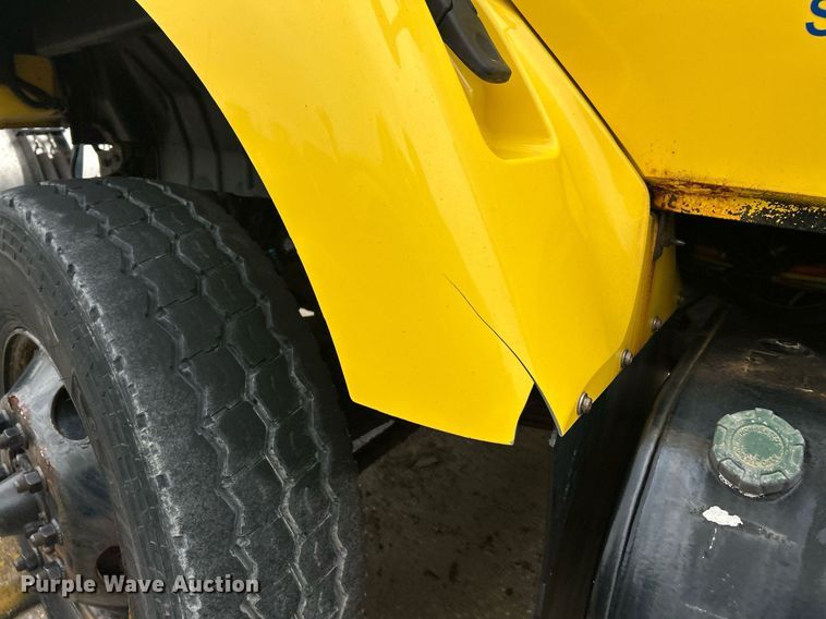 image for item EK8351 2010 International 7400  spreader truck