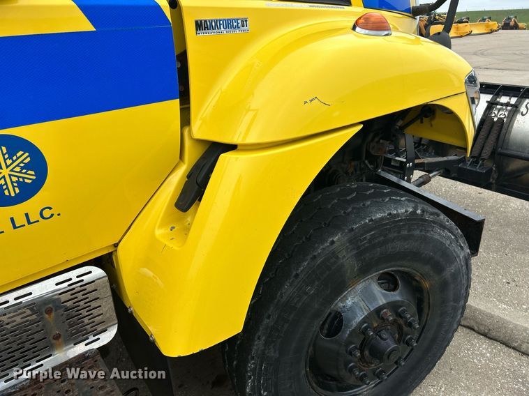 image for item EK8351 2010 International 7400  spreader truck