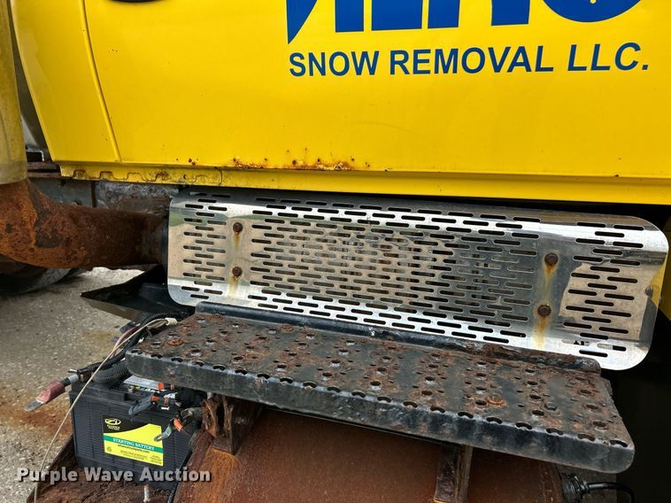 image for item EK8351 2010 International 7400  spreader truck