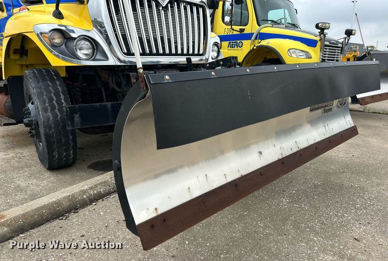 image for item EK8351 2010 International 7400  spreader truck