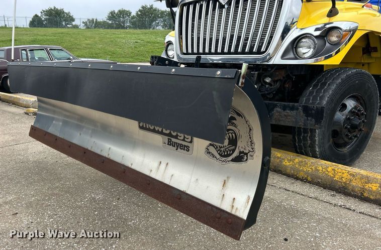 image for item EK8351 2010 International 7400  spreader truck