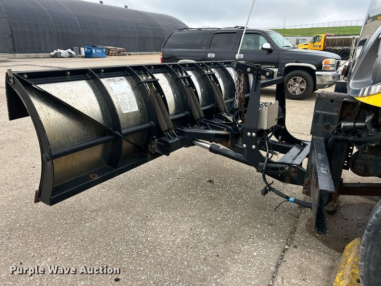 image for item EK8351 2010 International 7400  spreader truck