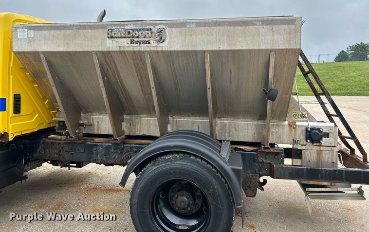 image for item EK8351 2010 International 7400  spreader truck