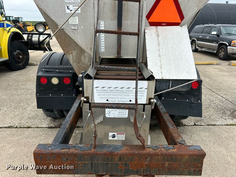 image for item EK8351 2010 International 7400  spreader truck